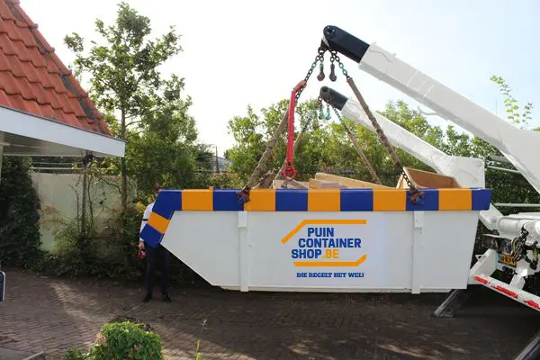 Container wordt opgehaald na het vullen van de container