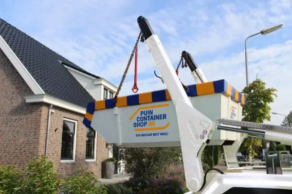 Container wordt geplaatst op locatie